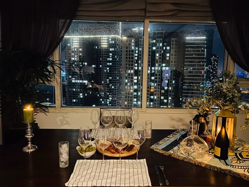 Cách đây ít ngày, Lê Bê La khoe ông xã chỉ cho cách thưởng thức trọn vị của một chai vang. Đáng chú ý, người bạn đời của nữ diễn viên chuẩn bị khung cảnh vô cùng lãng mạn cho hai vợ chồng.