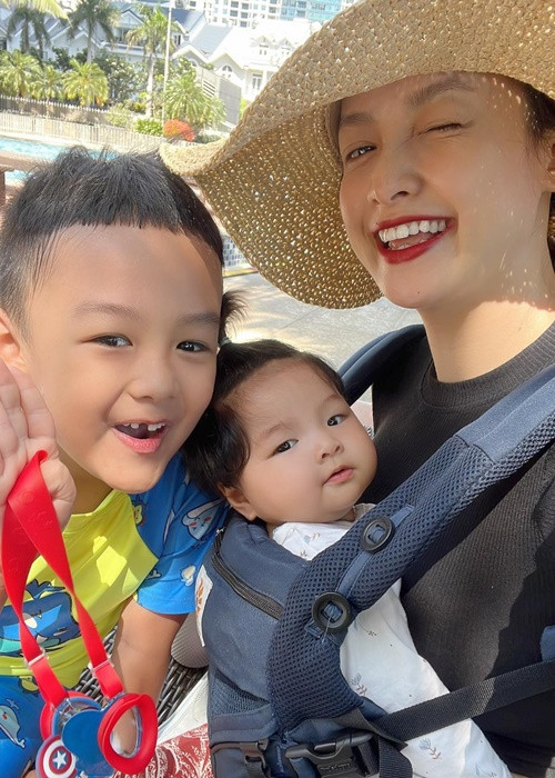 Lê Bê La có cuộc sống đầy bình yên hạnh phúc bên chồng con.