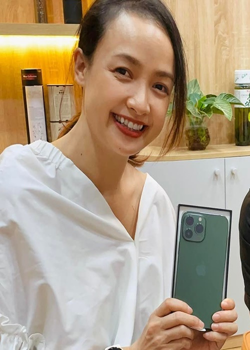 Lê Bê La dành nhiều lời có cánh cho chồng. Cách đây không lâu, cô còn khoe mua chiếc điện thoại mới tặng người bạn đời.