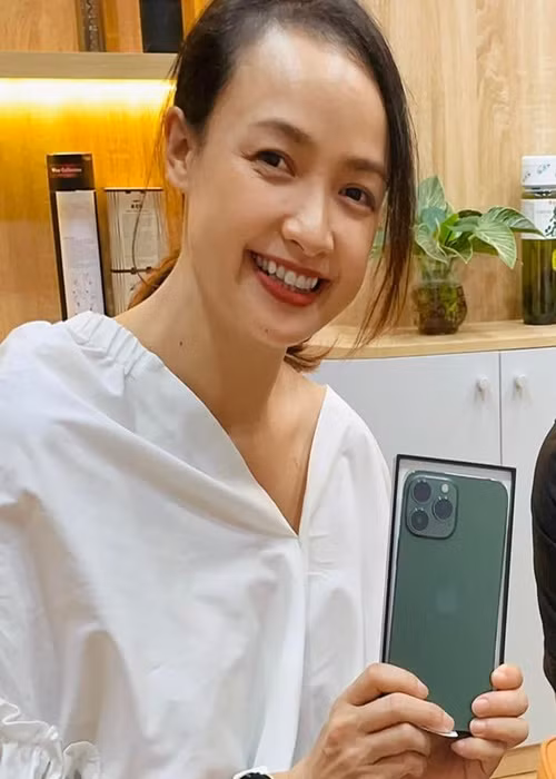 Lê Bê La dành nhiều lời có cánh cho chồng. Cách đây không lâu, cô còn khoe mua chiếc điện thoại mới tặng người bạn đời.