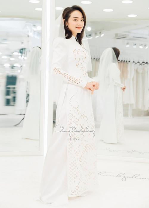 Trong lễ vu quy, Minh Hằng diện áo dài trắng của NTK Chung Thanh Phong. Ảnh: Fanpage Chung Thanh Phong