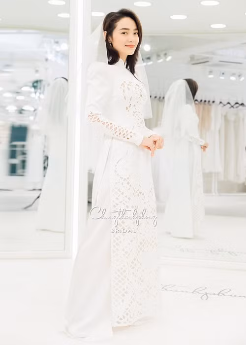 Trong lễ vu quy, Minh Hằng diện áo dài trắng của NTK Chung Thanh Phong. Ảnh: Fanpage Chung Thanh Phong