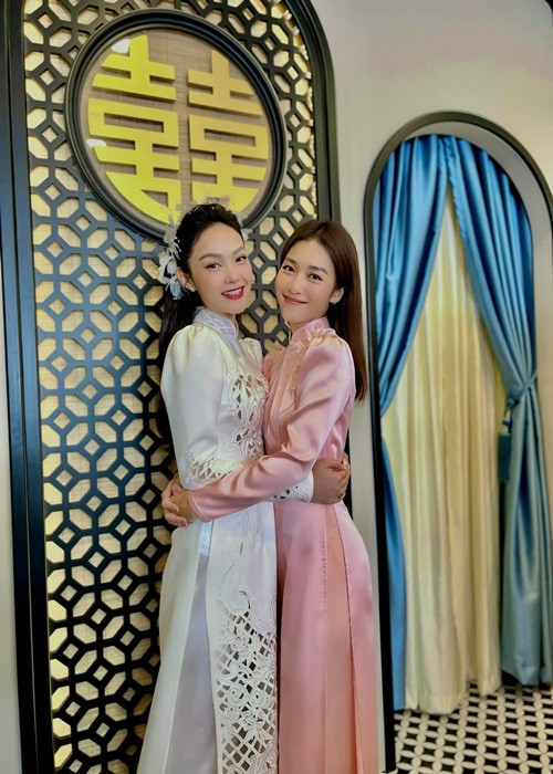 Loạt mỹ nhân làm phù dâu cho Minh Hằng như Khả Ngân, Khả Như, ca sĩ Emma Lê, Annie Thu Thủy (nhóm LipB) và Như Mỹ, Trâm Anh - hai học trò Minh Hằng ở The Face 2018. Ảnh: FB Khả Ngân