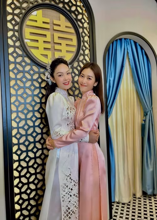 Loạt mỹ nhân làm phù dâu cho Minh Hằng như Khả Ngân, Khả Như, ca sĩ Emma Lê, Annie Thu Thủy (nhóm LipB) và Như Mỹ, Trâm Anh - hai học trò Minh Hằng ở The Face 2018. Ảnh: FB Khả Ngân