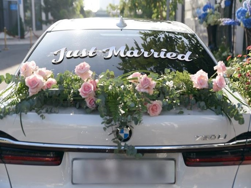 Khoảng 9h, dàn siêu xe gồm 12 chiếc đưa ông xã Minh Hằng đến nhà nữ ca sĩ. Ảnh: Saostar