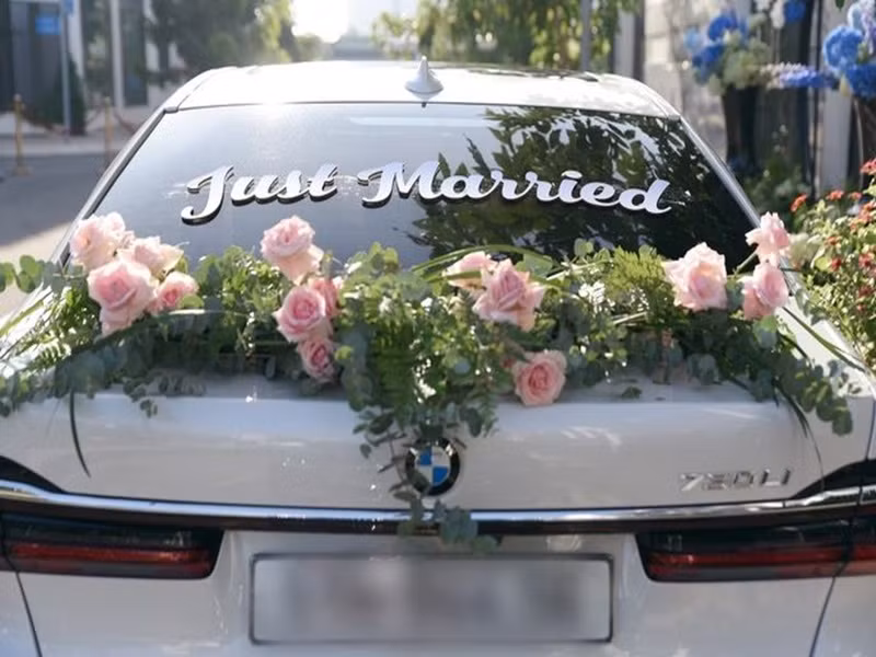 Khoảng 9h, dàn siêu xe gồm 12 chiếc đưa ông xã Minh Hằng đến nhà nữ ca sĩ. Ảnh: Saostar