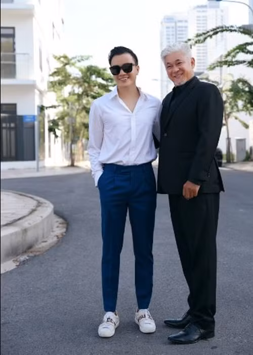 Ngày trọng đại của Minh Hằng có sự tham gia của Lương Mạnh Hải (trái). Anh hài hước chai sẻ: "Đành phải che người yêu mới của người yêu cũ. Event này làm tôi dậy từ 5h sáng". Ảnh: Saostar