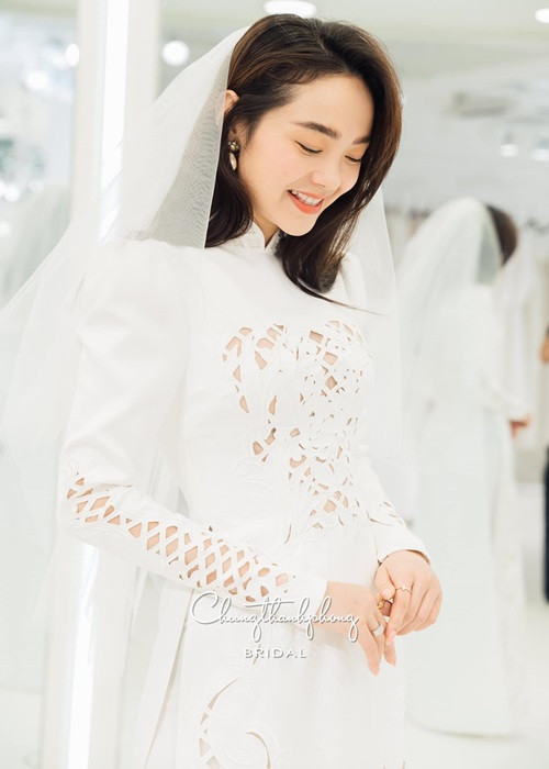 Theo Ngôi sao, Minh Hằng có một số thử thách cho nhà trai. Ví như nhà gái đặt xà ngang ở mức thấp, chú rể cùng dàn rể phụ phải đi bên dưới khéo léo để không đụng trúng đầu. Ảnh: Fanpage Chung Thanh Phong