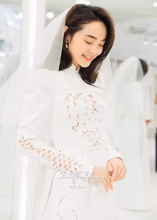 Theo Ngôi sao, Minh Hằng có một số thử thách cho nhà trai. Ví như nhà gái đặt xà ngang ở mức thấp, chú rể cùng dàn rể phụ phải đi bên dưới khéo léo để không đụng trúng đầu. Ảnh: Fanpage Chung Thanh Phong