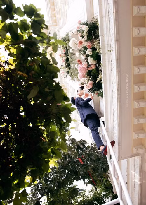 Trong lễ gia tiên, ông xã leo thang lên cửa sổ hôn Minh Hằng. Ảnh: VTC