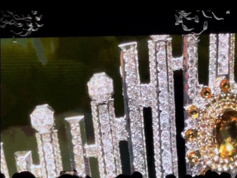 Vương miện Hoa hậu Hoàn vũ Việt Nam 2022 mang tên "Vinawoman - Infinity", được chế tác từ vàng trắng, gắn 279 viên sapphire và 2137 viên kim cương. Hơn 20 nghệ nhân kim hoàn đã tốn hơn 2.000 giờ làm việc để tạo nên vương miện. Nhiều người cho rằng giá trị chiếc vương miện không hề nhỏ. Ảnh: Người đưa tin