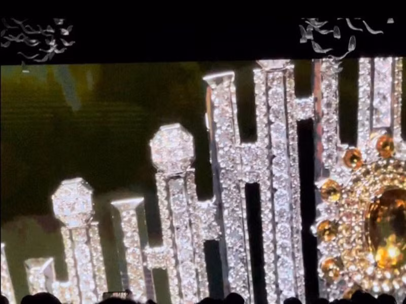 Vương miện Hoa hậu Hoàn vũ Việt Nam 2022 mang tên "Vinawoman - Infinity", được chế tác từ vàng trắng, gắn 279 viên sapphire và 2137 viên kim cương. Hơn 20 nghệ nhân kim hoàn đã tốn hơn 2.000 giờ làm việc để tạo nên vương miện. Nhiều người cho rằng giá trị chiếc vương miện không hề nhỏ. Ảnh: Người đưa tin