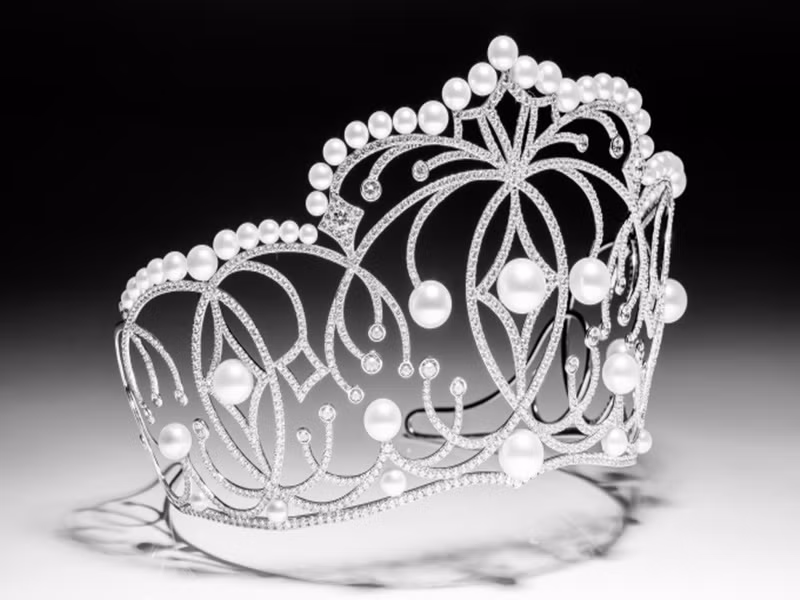 Vương miện Hoa hậu Hoàn vũ Việt Nam 2017 mang tên Empower trị giá lên đến 2,7 tỷ đồng. Ảnh: Phapluatplus