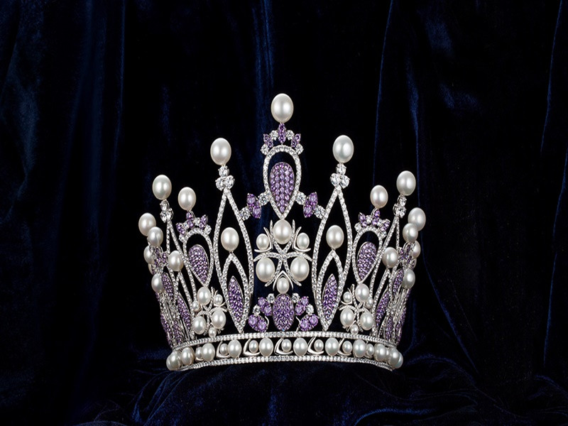 Vương miện Hoa hậu Hoàn vũ Việt Nam 2019 mang tên Brave Heart – Trái tim dũng cảm. Chiếc vương miện làm bằng vàng, gắn 78 viên ngọc trai, 1371 viên đá quý trắng và 845 viên đá quý tím. Ảnh: VOV