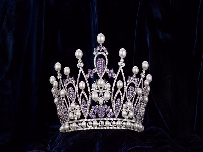 Vương miện Hoa hậu Hoàn vũ Việt Nam 2019 mang tên Brave Heart – Trái tim dũng cảm. Chiếc vương miện làm bằng vàng, gắn 78 viên ngọc trai, 1371 viên đá quý trắng và 845 viên đá quý tím. Ảnh: VOV