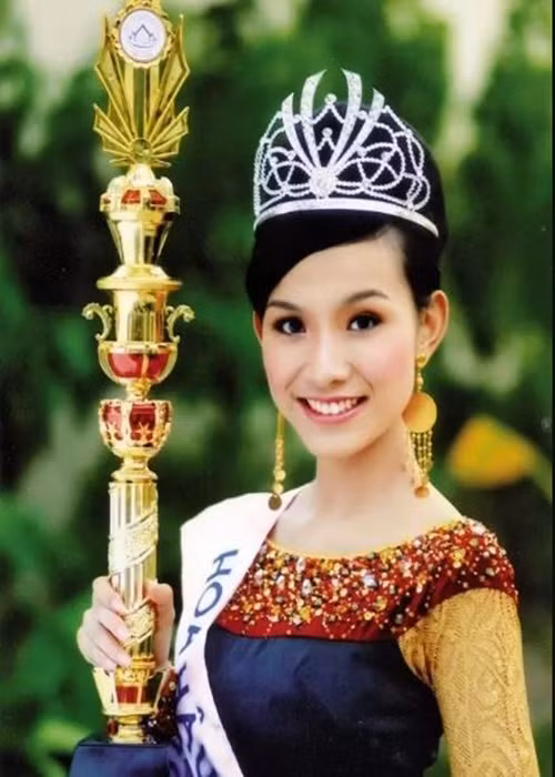 Hoa hậu Hoàn vũ Việt Nam lần đầu tiên được tổ chức vào năm 2008. Trong mùa giải này, vương miện đã được trao cho Nguyễn Thùy Lâm. Ban đầu, chi phí để thực hiện chiếc vương miện này dự kiến rơi vào khoảng 5.000 USD. Tuy nhiên, khi được gắn thêm các hạt pha lê Swarovski, nó có trị giá 12.000 USD. Ảnh: Vietnamnet