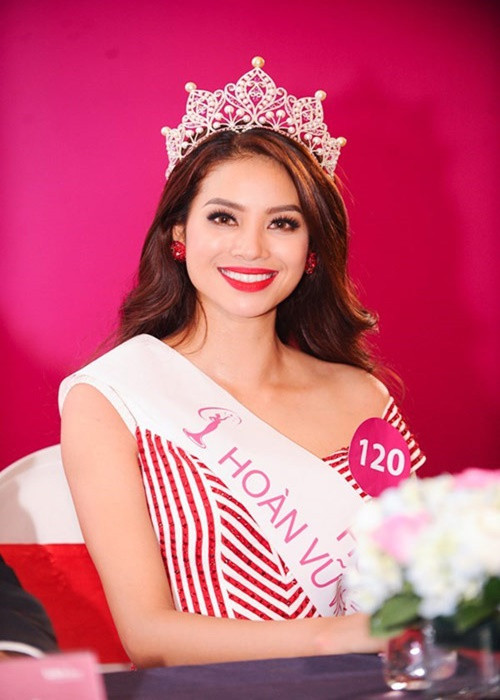 Thiết kế được lấy cảm hứng từ con người, đất nước Việt Nam. Theo đó, 5 viên ngọc trai South Sea trên đỉnh vương miện đại diện cho Hà Nội, TP HCM, Đà Nẵng, Cần Thơ và Hải Phòng. Đây chính là 5 thành phố lớn của Việt Nam. Còn 58 các tỉnh thành còn lại được tượng trưng bởi 58 viên đá quý màu hồng. Trong khi đó, 18 viên ngọc trai ánh xà cừ đại diện cho các vị vua Hùng còn 2015 viên đá quý đính viền khắp vương miện tượng trưng cho năm 2015. Ngoài ra, 54 viên ngọc trai được gắn xung quanh chân vương miện đại diện cho tất cả các dân tộc sinh sống trên lãnh thổ Việt Nam. Ảnh: Khám phá