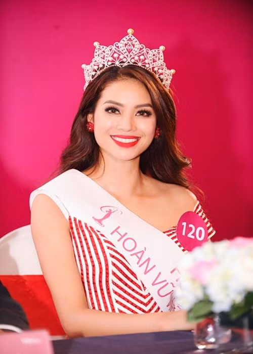 Thiết kế được lấy cảm hứng từ con người, đất nước Việt Nam. Theo đó, 5 viên ngọc trai South Sea trên đỉnh vương miện đại diện cho Hà Nội, TP HCM, Đà Nẵng, Cần Thơ và Hải Phòng. Đây chính là 5 thành phố lớn của Việt Nam. Còn 58 các tỉnh thành còn lại được tượng trưng bởi 58 viên đá quý màu hồng. Trong khi đó, 18 viên ngọc trai ánh xà cừ đại diện cho các vị vua Hùng còn 2015 viên đá quý đính viền khắp vương miện tượng trưng cho năm 2015. Ngoài ra, 54 viên ngọc trai được gắn xung quanh chân vương miện đại diện cho tất cả các dân tộc sinh sống trên lãnh thổ Việt Nam. Ảnh: Khám phá