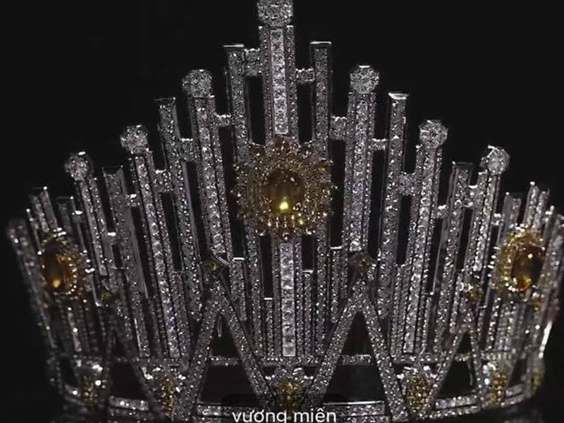 Vương miện được thiết kế theo hình dạng các khối tinh thể đính đá quý liên kết với nhau, vươn lên mạnh mẽ giống như người phụ nữ hiện đại, vừa xinh đẹp vừa mạnh mẽ, thông tuệ, đại diện cho những thành quả mà họ đạt được trong cuộc sống của mình. Ba viên sapphire vàng nằm ở vị trí trung tâm là biểu trưng cho sự phồn vinh, thịnh vượng của xã hội, thể hiện sức mạnh, ý chí vươn lên không ngừng của phụ nữ ngày nay. Ảnh: Người đưa tin