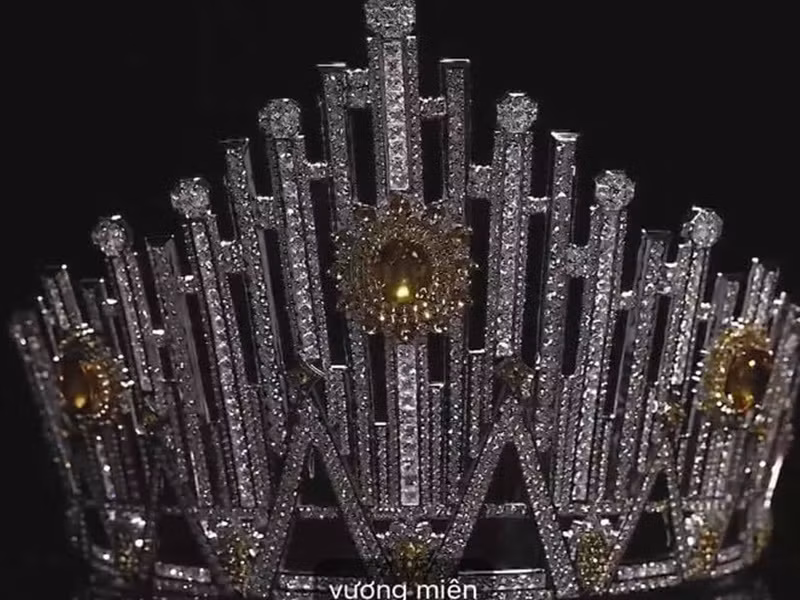 Vương miện được thiết kế theo hình dạng các khối tinh thể đính đá quý liên kết với nhau, vươn lên mạnh mẽ giống như người phụ nữ hiện đại, vừa xinh đẹp vừa mạnh mẽ, thông tuệ, đại diện cho những thành quả mà họ đạt được trong cuộc sống của mình. Ba viên sapphire vàng nằm ở vị trí trung tâm là biểu trưng cho sự phồn vinh, thịnh vượng của xã hội, thể hiện sức mạnh, ý chí vươn lên không ngừng của phụ nữ ngày nay. Ảnh: Người đưa tin