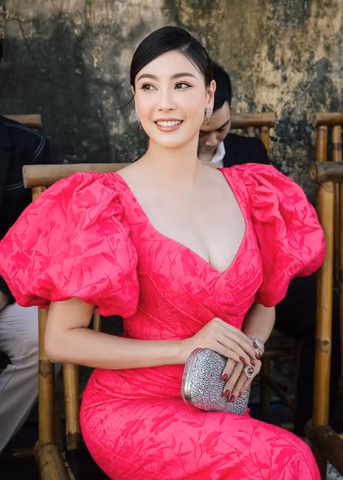 Nữ giám khảo Miss Grand Vietnam 2022 nổi bật mỗi khi xuất hiện nhờ nhan sắc không tuổi, mặc sang trọng.