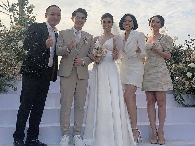 Trong đám cưới của Đông Nhi cách đây ít năm, nữ diễn viên hài cũng gặp sự cố rơi tóc giả trong hồ bơi. Ảnh: Yan