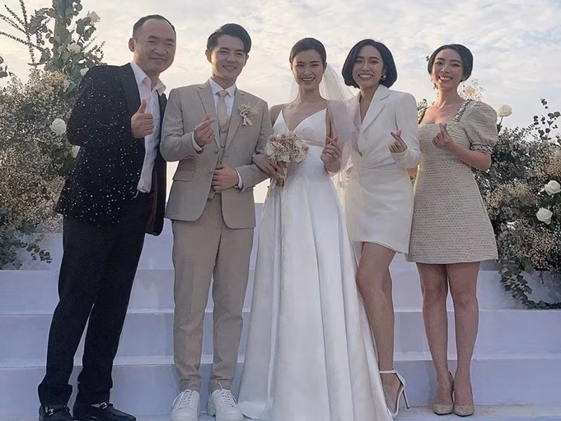 Trong đám cưới của Đông Nhi cách đây ít năm, nữ diễn viên hài cũng gặp sự cố rơi tóc giả trong hồ bơi. Ảnh: Yan