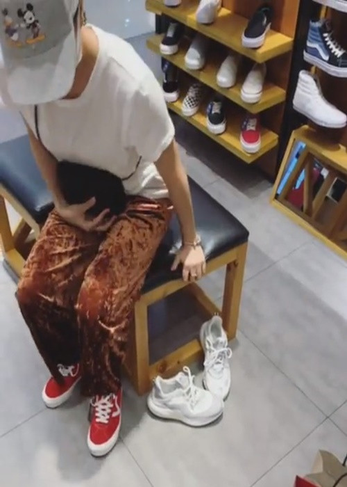 Nữ diễn viên hài từng đăng tải clip sau khi mang thử giày đã đứng dậy thử di chuyển xem có thoải mái hay không và nhanh chóng bỏ chạy khiến nhân viên phải đuổi theo. Ảnh: VTC