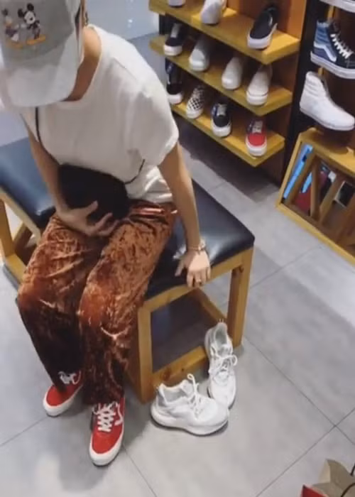 Nữ diễn viên hài từng đăng tải clip sau khi mang thử giày đã đứng dậy thử di chuyển xem có thoải mái hay không và nhanh chóng bỏ chạy khiến nhân viên phải đuổi theo. Ảnh: VTC