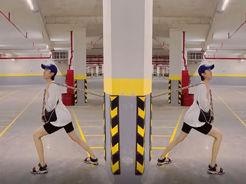 Nữ diễn viên hài từng đăng tải clip biến hình kéo xe đầy hài hước. Ảnh: Viez