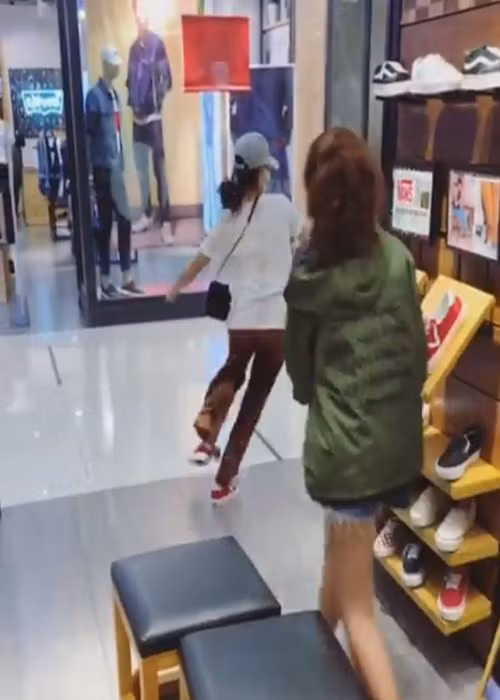 Diệu Nhi hài hước nói: “Mình chạy trong trung tâm thương mại được nửa tiếng thấy thoải mái nên quyết định mua, vậy mà mấy bé nhân viên xanh mặt cầm điện thoại bấm quá trời, kì ta?”. Ảnh: VTC