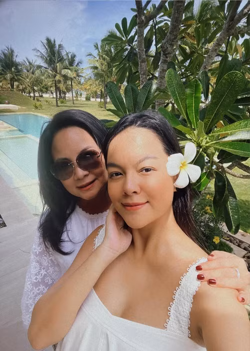 Trong thời gian chưa thừa nhận mang bầu, Phạm Quỳnh Anh cố giấu vòng hai.