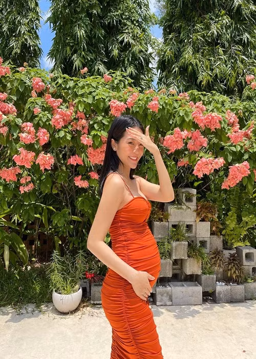 Trên trang cá nhân, Karen Nguyễn vừa tung loạt ảnh diện váy hai dây ôm sát khoe bụng bầu.