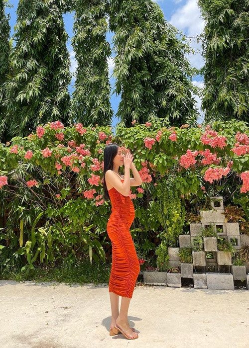 Nữ diễn viên vẫn gợi cảm trong thời gian bầu bí.