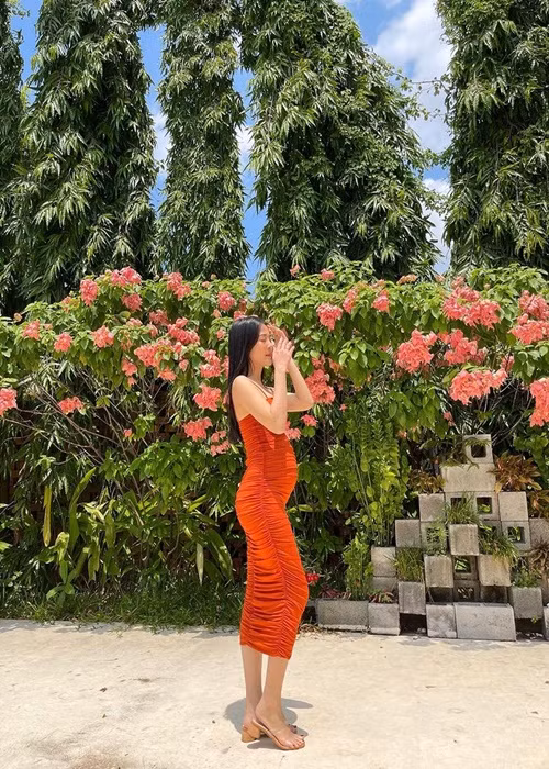 Nữ diễn viên vẫn gợi cảm trong thời gian bầu bí.