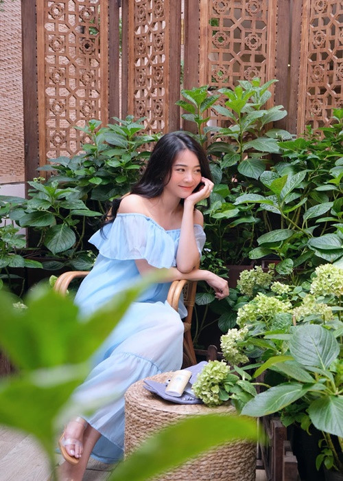 Trước đám cưới, người đẹp sinh năm 1993 cũng giấu vòng hai bằng váy áo rộng.