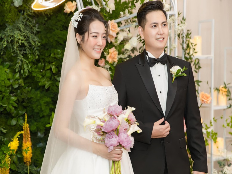 Karen Nguyễn cũng là mỹ nhân Việt đang mang bầu. Nữ diễn viên công khai chuyện bầu bí trong đám cưới vừa diễn ra.