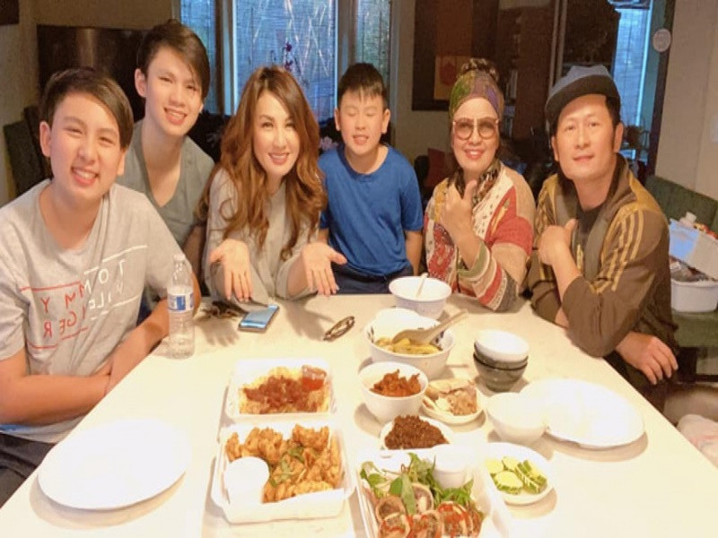 Bằng Kiều và vợ cũ ứng xử văn minh hậu chia tay. Cả hai xuất hiện cùng nhau trong các sự kiện đặc biệt của các con và gia đình. Ảnh: VOV