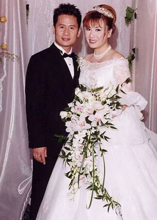 Bằng Kiều kết hôn với nữ ca sĩ hải ngoại Trizzie Phương Trinh vào năm 2002. Cặp đôi có với nhau ba con trai chung. Ảnh: Dân Trí