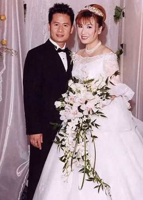 Bằng Kiều kết hôn với nữ ca sĩ hải ngoại Trizzie Phương Trinh vào năm 2002. Cặp đôi có với nhau ba con trai chung. Ảnh: Dân Trí