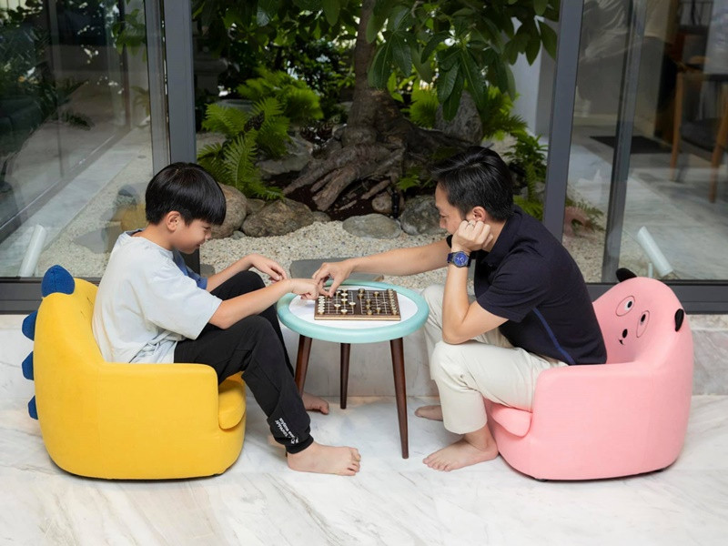 Dù có thêm con, Cường Đô la không quên quan tâm, chăm sóc cho bé Subeo. Ảnh: FBNV