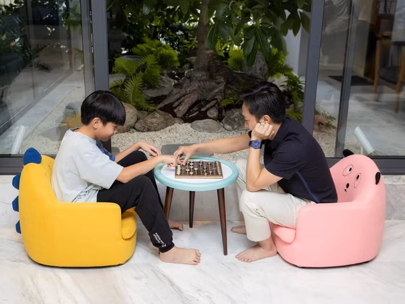 Dù có thêm con, Cường Đô la không quên quan tâm, chăm sóc cho bé Subeo. Ảnh: FBNV