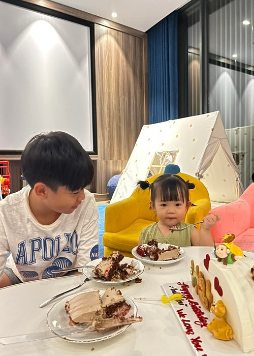 Cường Đô la và Đàm Thu Trang gửi lời chúc mừng sinh nhật đến bé Subeo và bày tỏ cả gia đình đều yêu cậu nhóc. Ảnh: FBNV