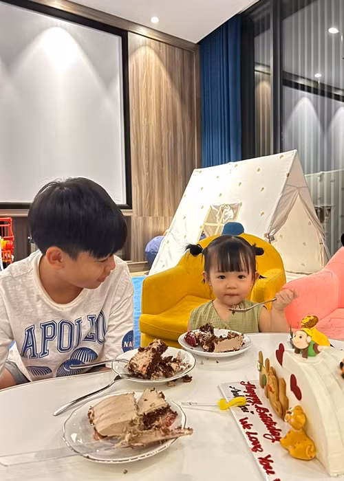 Cường Đô la và Đàm Thu Trang gửi lời chúc mừng sinh nhật đến bé Subeo và bày tỏ cả gia đình đều yêu cậu nhóc. Ảnh: FBNV