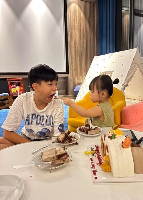 Khoảnh khắc bé Suchin đút bánh kem cho anh trai. Ảnh: FBNV