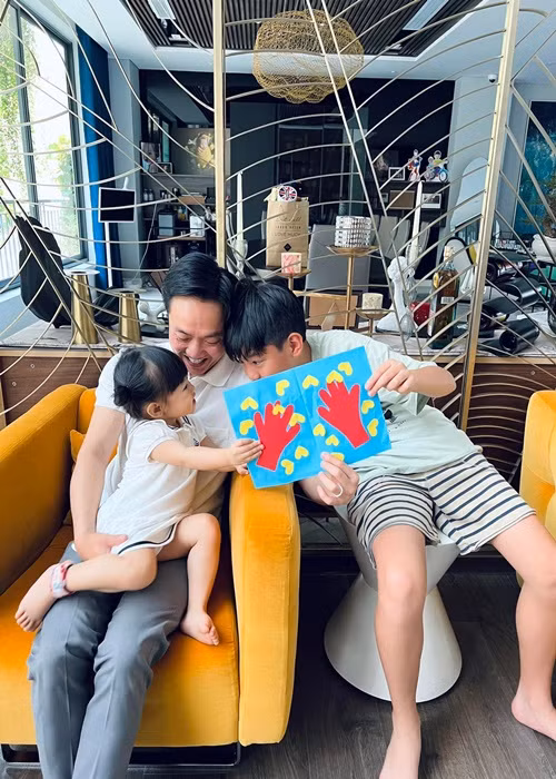 Gần đây, hai bé Suchin và Subeo cùng làm thiệp tặng Cường Đô la nhân dịp Ngày của cha. Ảnh: FBNV