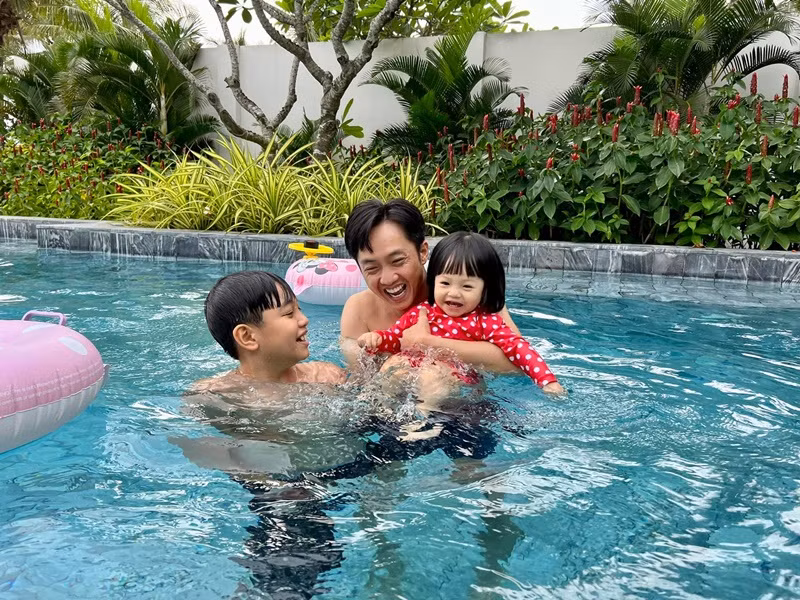 Vị doanh nhân phố núi hạnh phúc vì các con yêu thương lẫn nhau. Ảnh: FBNV