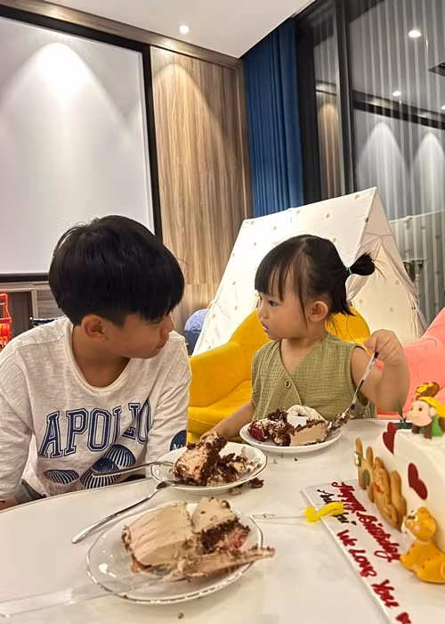 Tiệc sinh nhật của Subeo tổ chức đơn giản nhưng ấm cúng. Ảnh: FBNV