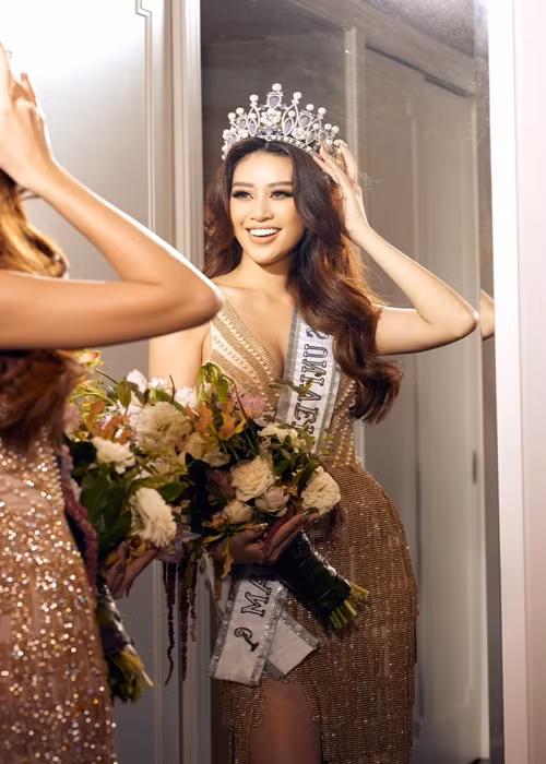 Hoa hậu Khánh Vân tin rằng tất cả mọi người, dù bạn là ai, khi sống có ước mơ, cuộc sống của bạn sẽ trở nên xinh đẹp và tuyệt vời hơn. Vì vậy, cô mong mọi người hãy luôn mỉm cười, hạnh phúc luôn chờ ta ở cuối con đường.