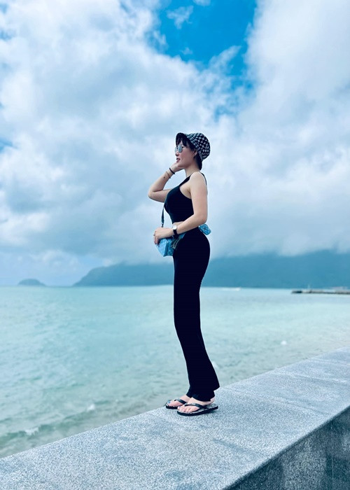 Thanh Hương mặc kín đáo vẫn gây mê người đối diện.